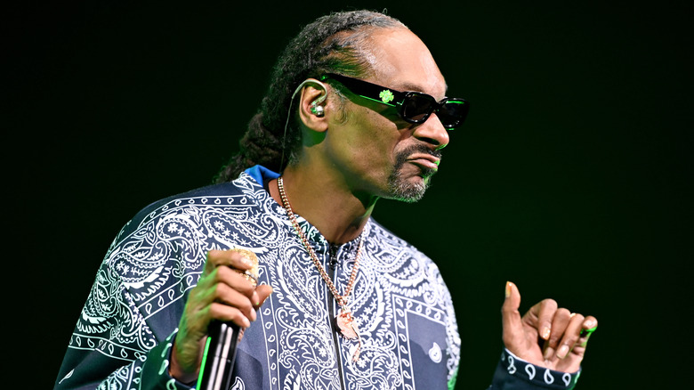 Snoop se produit avec des lunettes de soleil