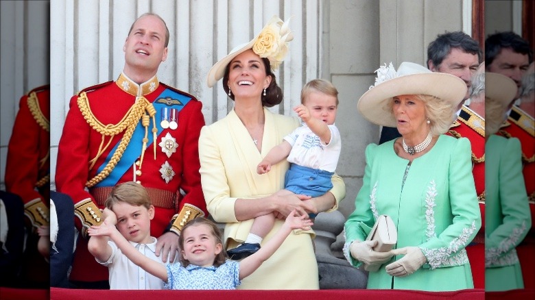 Le prince William et sa famille sourient aux côtés de Camilla Parker Bowles