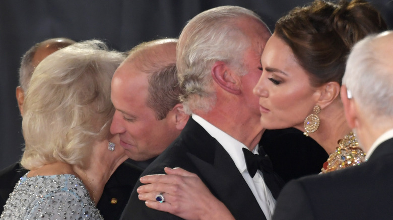 Le prince William et Kate Middleton embrassant Camilla Parker Bowles et le prince Charles sur la joue