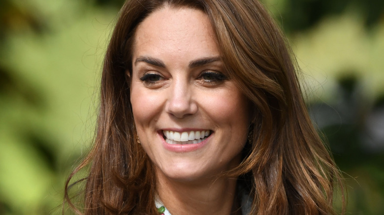 Kate Middleton sourit lors d'un événement