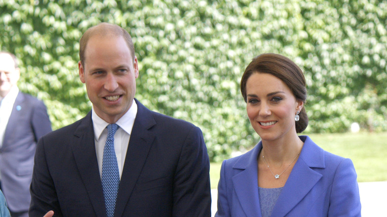 Le prince William et Kate posent à l'extérieur