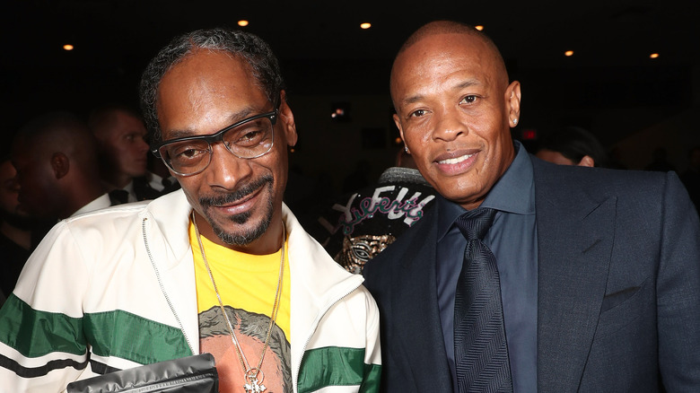 Snoop Dogg et le Dr Dre sourient ensemble