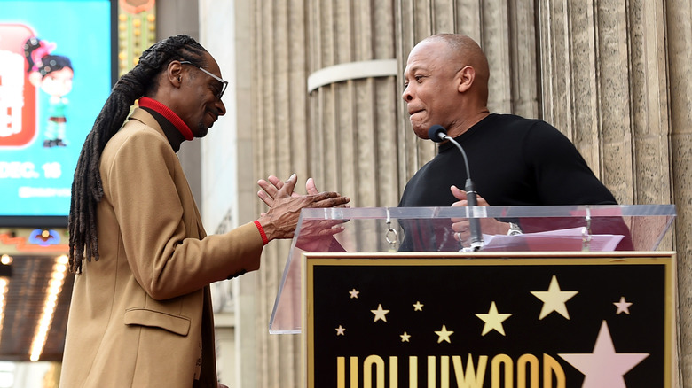 Snoop Dogg et le Dr Dre se tapent dans la main