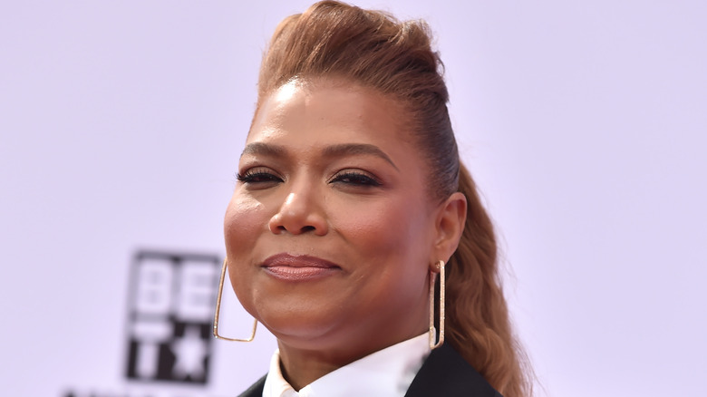 Queen Latifah avec un sourire narquois