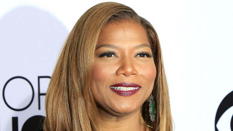 Queen Latifah portant de grandes boucles d'oreilles