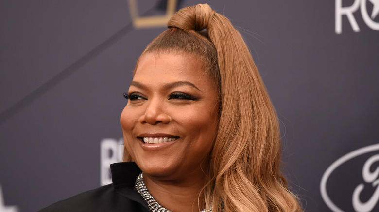 Queen Latifah portant une queue de cheval haute