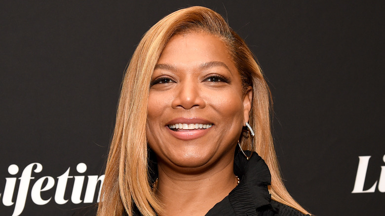 Queen Latifah portant une chemise noire