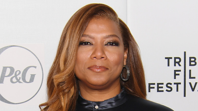 Queen Latifah portant une chemise en soie