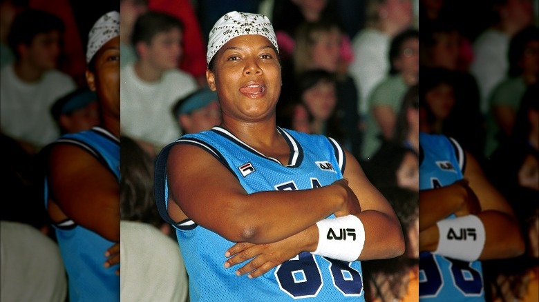 Queen Latifah en maillot de basket