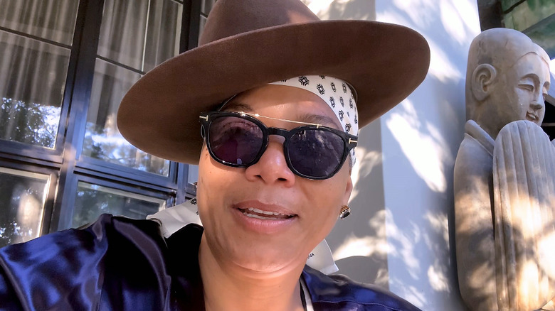 Queen Latifah portant des lunettes de soleil