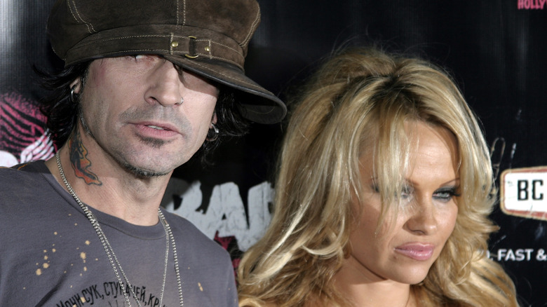 Tommy Lee portant un chapeau à côté de Pamela Anderson