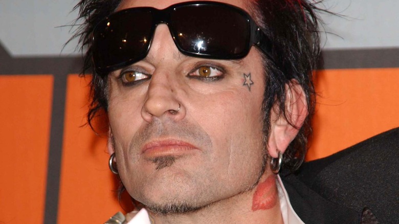 Tommy Lee avec des lunettes de soleil relevées