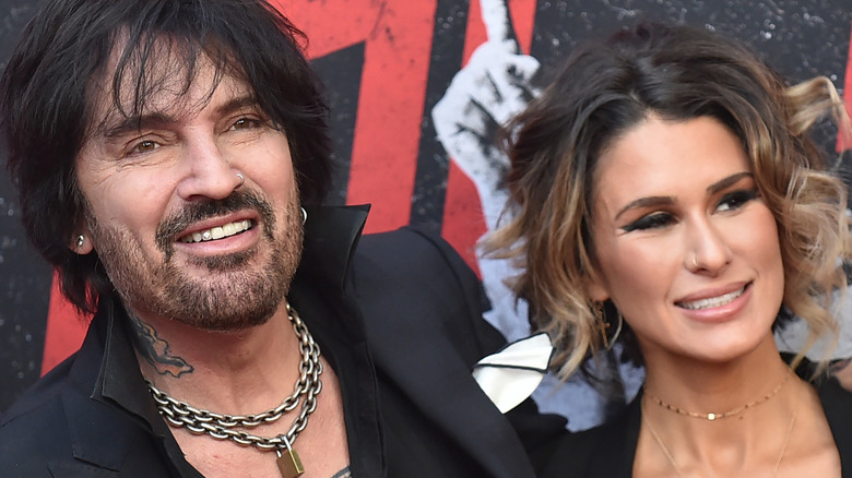 Tommy Lee et Brittany Furlan sourient sur le tapis rouge