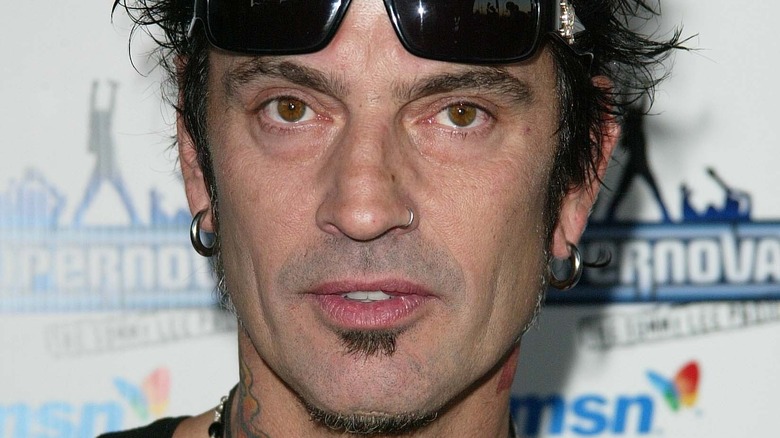 Tommy Lee porte un anneau dans le nez