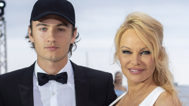 Brandon Thomas Lee, Pamela Anderson posant