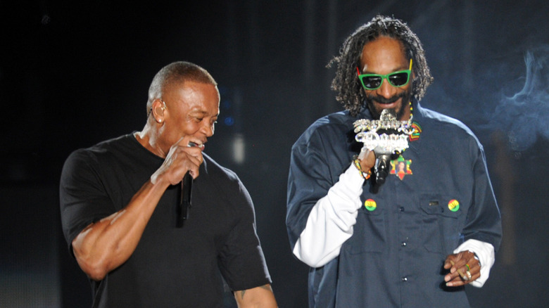 Le Dr Dre joue avec Snoop Dogg