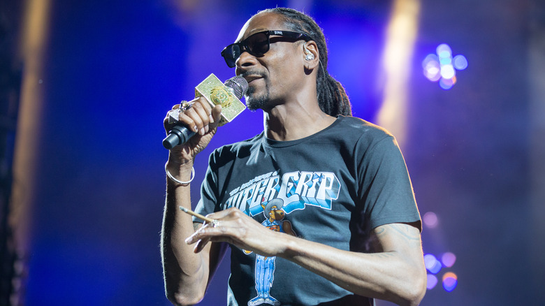 Snoop Dogg tient un micro