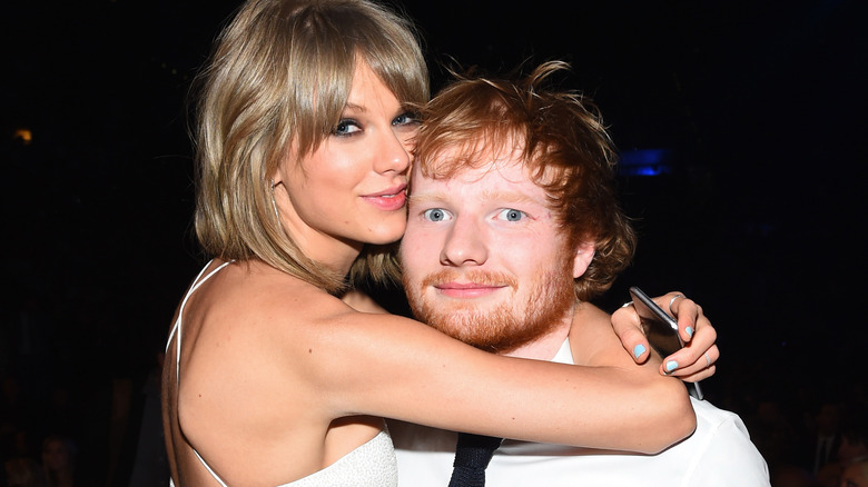 Taylor Swift embrasse Ed Sheeran