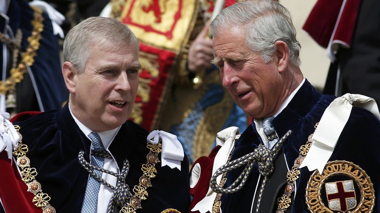 Le prince Andrew et le prince Charles discutent lors d'un engagement