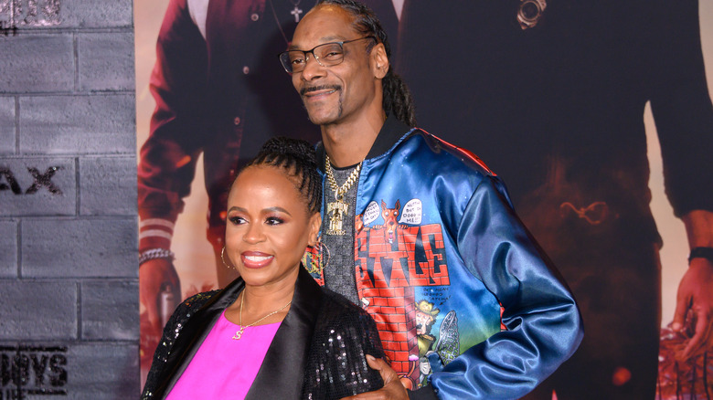 Snoop Dogg derrière Shante Broadus