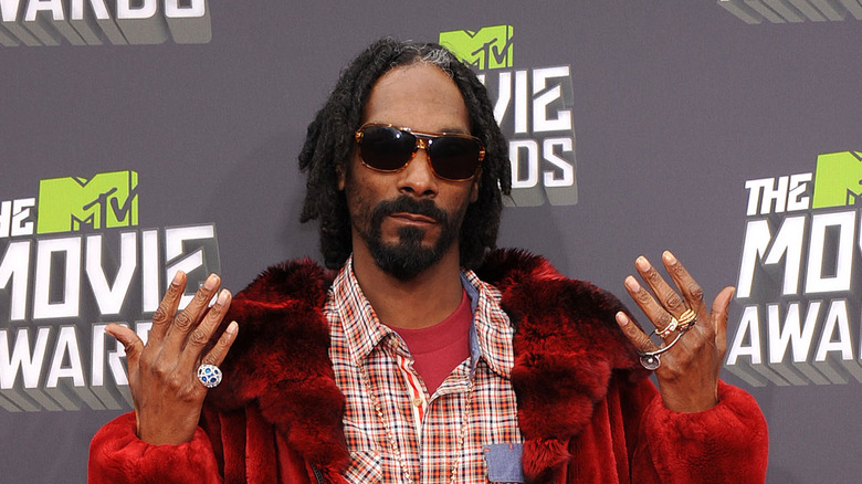 Snoop Dogg porte plusieurs bagues