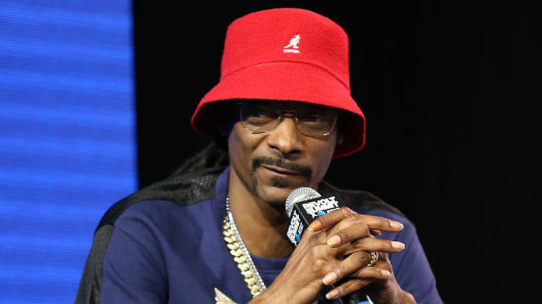 Snoop Dogg tient un micro