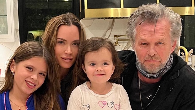 Teddi et John Mellencamp souriant avec des enfants