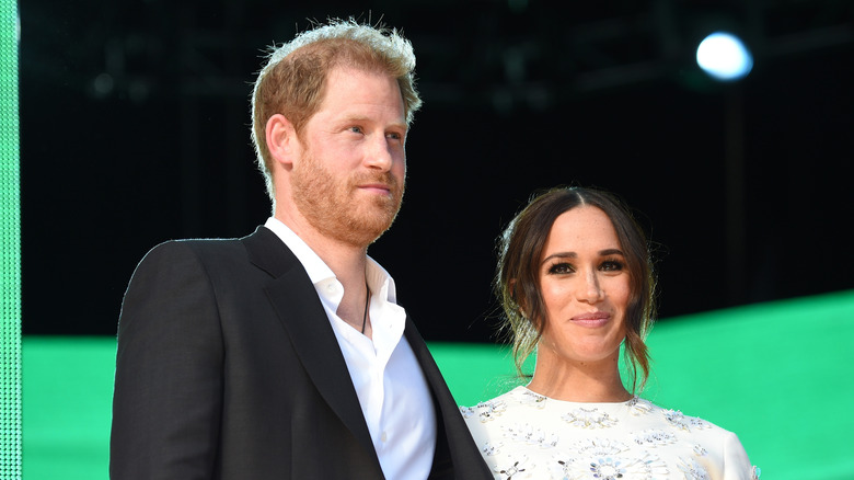 Le prince Harry pose avec Meghan Markle