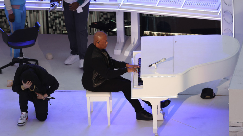 Dr. Dre jouant du piano à la mi-temps du Super Bowl