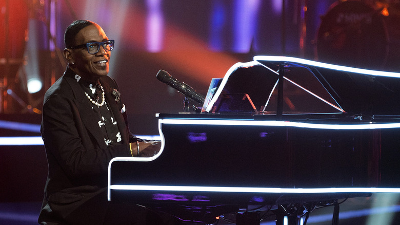 Randy Jackson jouant du piano