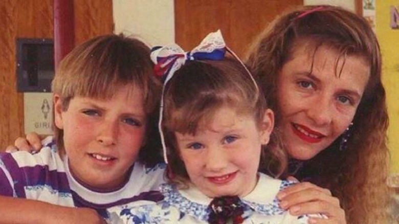 Photo d'enfance de Kesha avec maman et frère