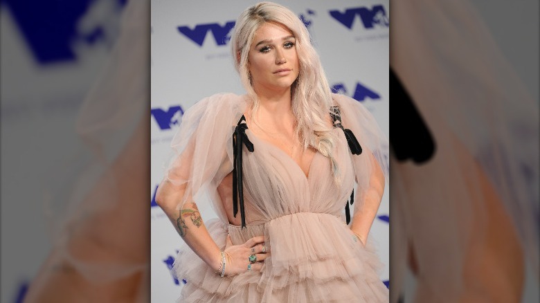 Kesha en robe en tulle à volants aux MTV VMA 