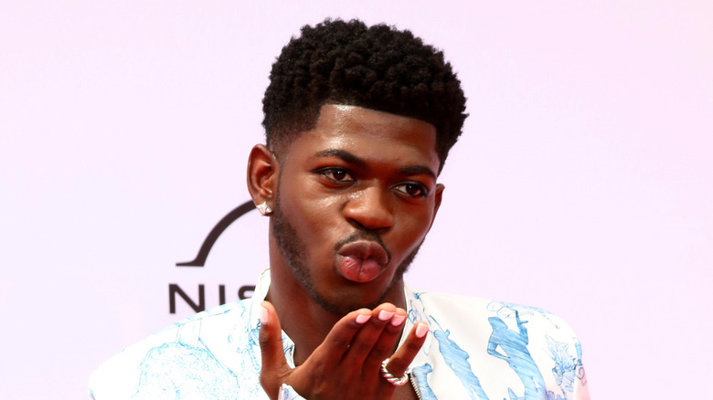 Lil Nas X souffle un baiser