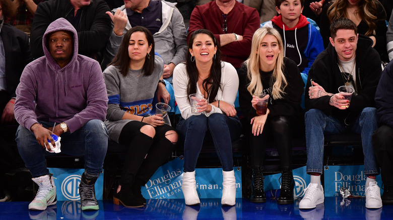 Michael Che et Pete Davidson assistent au match 