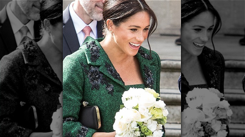 Meghan Markle tenant des fleurs