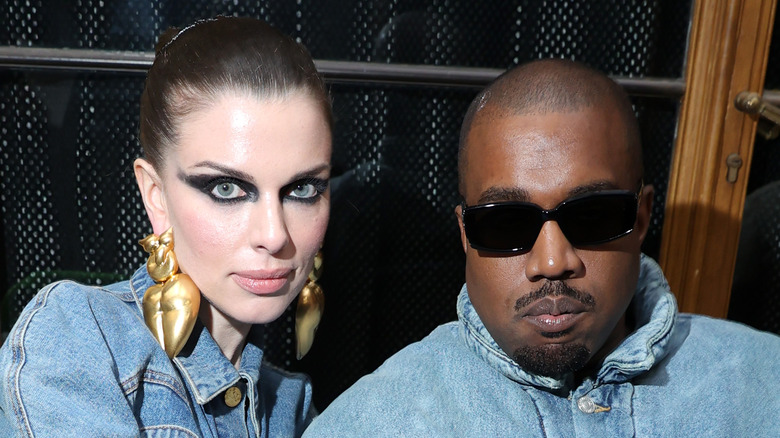 Julia Fox et Kanye West posent en jean