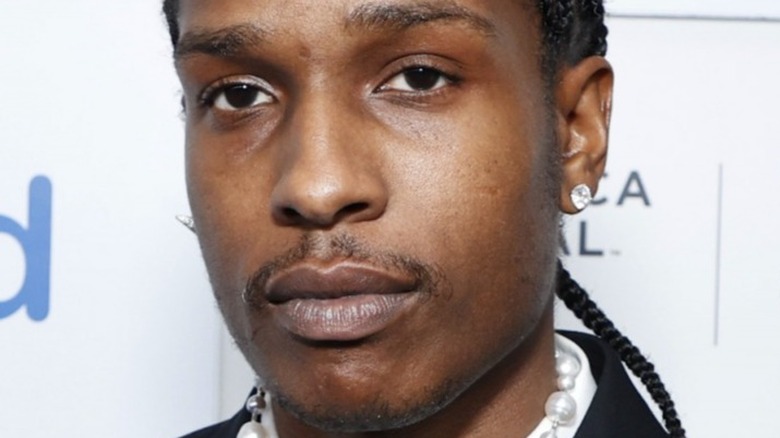 A$AP Rocky regarde au loin