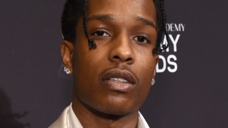 A $ AP Rocky posant