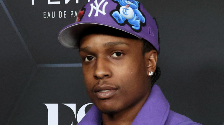 A $ AP Rocky posant