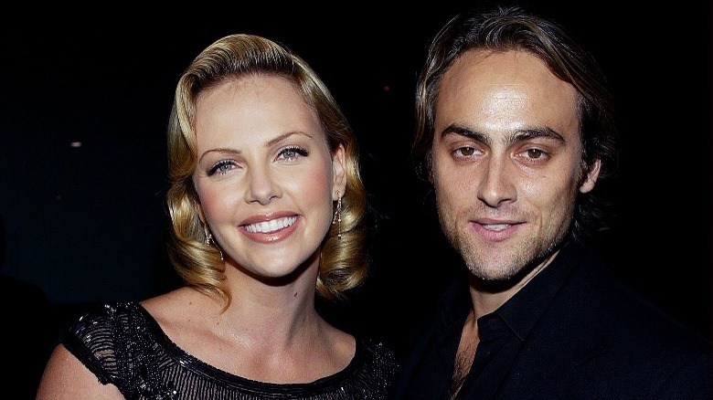 Charlize Theron et Stuart Townsend, souriants