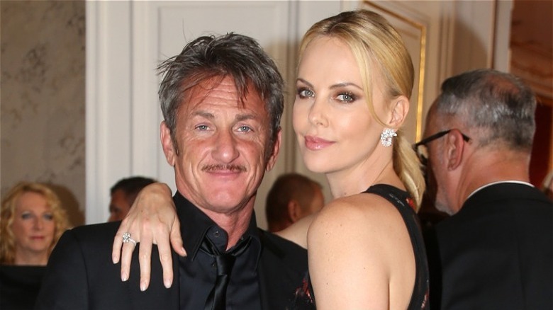 Charlize Theron avec son bras autour de Sean Penn