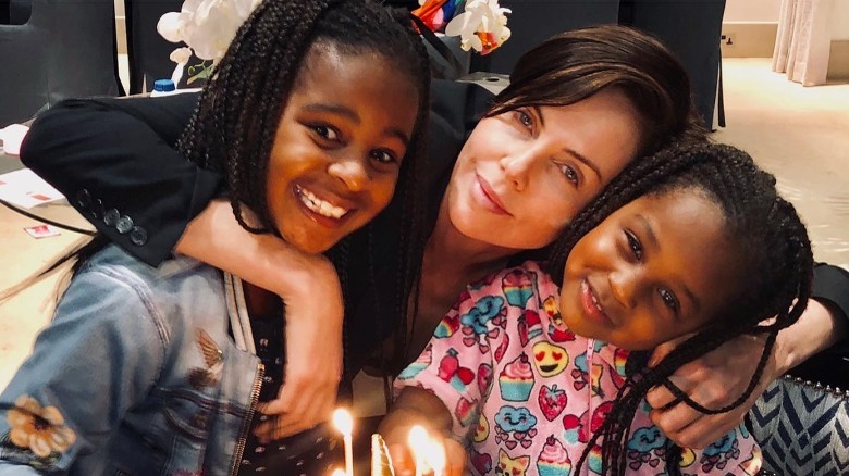 Charlize Theron et ses filles souriantes