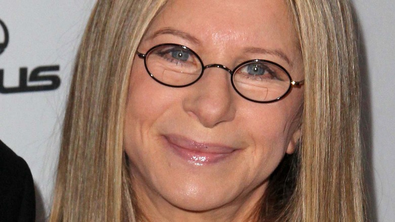 Barbra Streisand sourit sur le tapis rouge