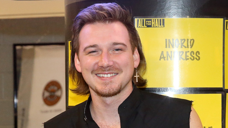 Morgan Wallen souriant sur un tapis rouge