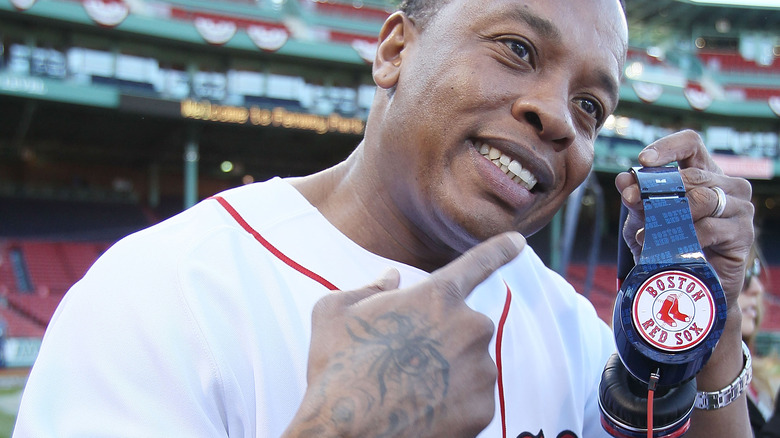 Dr. Dre avec Beats By Dr. Dre lors d'un match des Red Sox de Boston