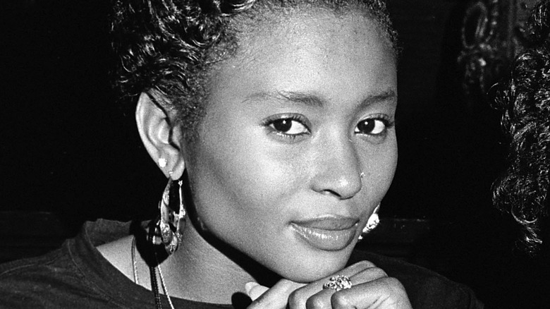 Dee Barnes regarde la caméra