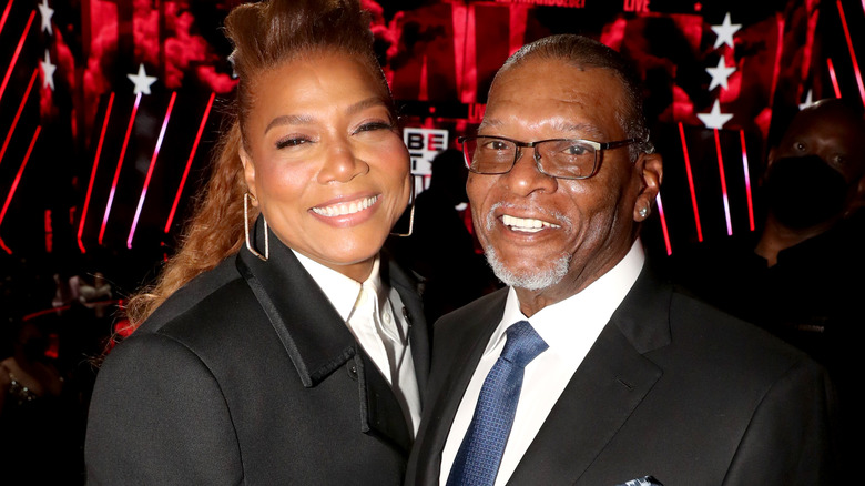 Queen Latifah et son père souriant 