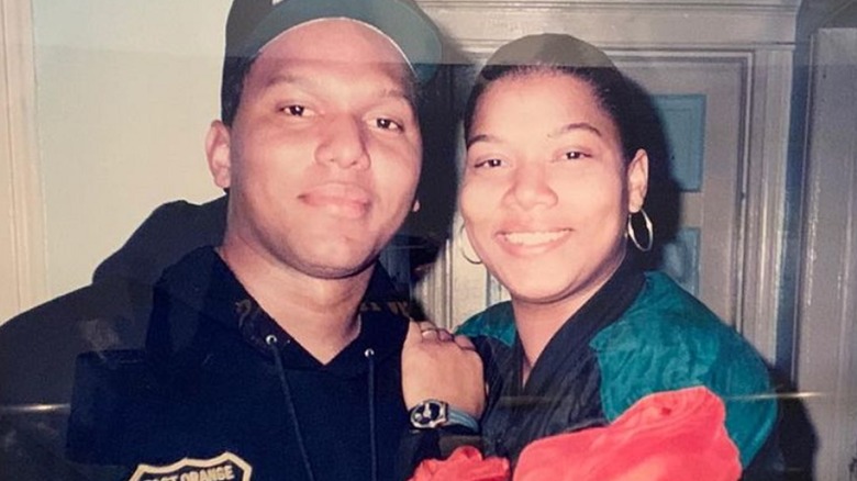 Queen Latifah et son frère souriant 