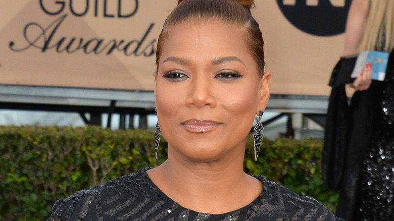 Reine Latifah posant 