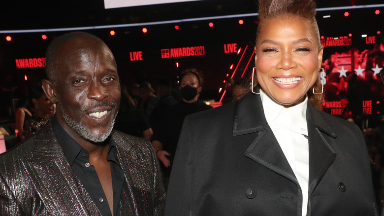 Queen Latifah et Michael K Williams rient 